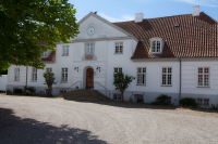 Hovedhuset på Endrupgaard tilbyder med sine 250 m² mulighed for afholdelse af møder og konferencer, receptioner og fødselsdage i herskabelige omgivelser med adgang til store terrasser og stort udendørs areal med tennisbane.